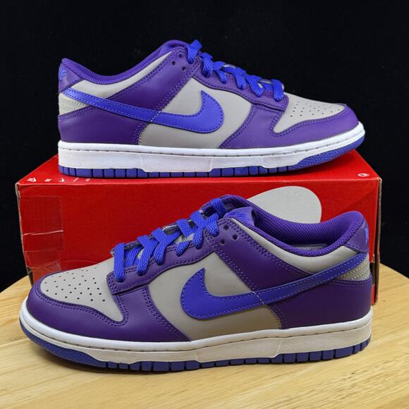 NIKE DUNK LOW_COLLEGE GREY/VIOLET-GRAPE FB9109-007-SIZE 7Y/ 8.5W Sneaker - Picture 1 of 10